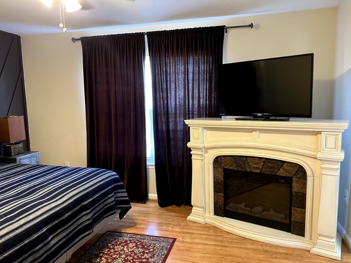 Modern Furnished Pet Friendly Home With Large Gated Yard, Free Driveway Parking, And Near Downtown - Photo 10