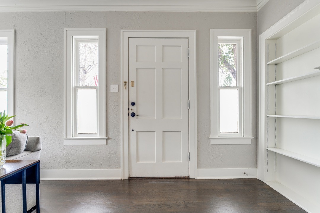 Fully Furnished Downtown Home With Spacious Rooms And Modern Comforts