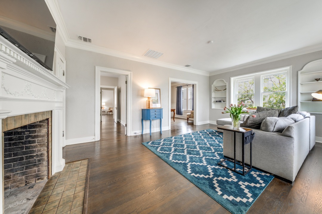 Fully Furnished Downtown Home With Spacious Rooms And Modern Comforts - Photo 4