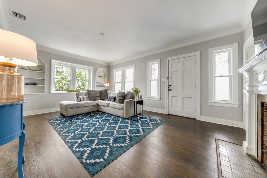 Fully Furnished Downtown Home With Spacious Rooms And Modern Comforts - Photo 3