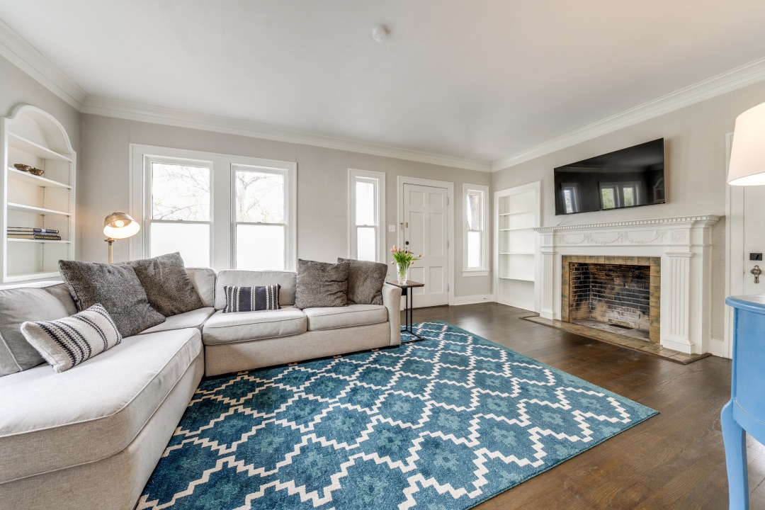 Fully Furnished Downtown Home With Spacious Rooms And Modern Comforts - Photo 2
