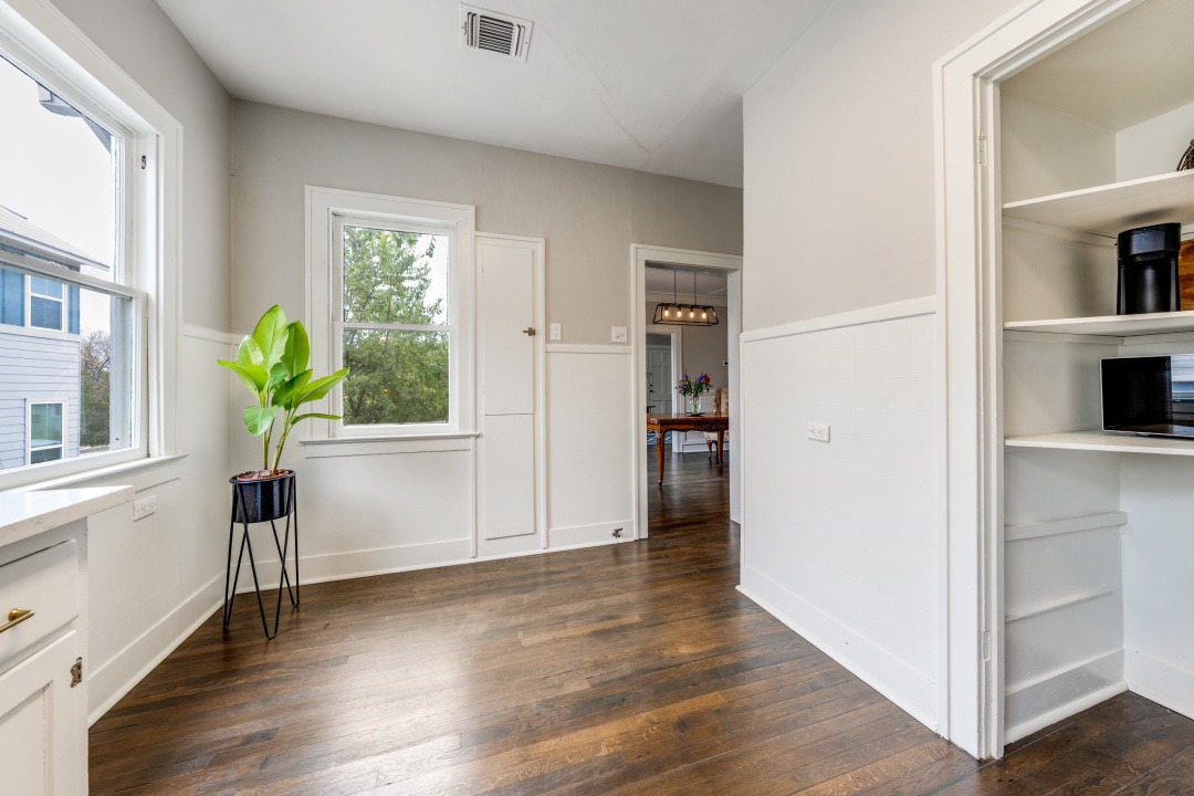 Fully Furnished Downtown Home With Spacious Rooms And Modern Comforts - Photo 11