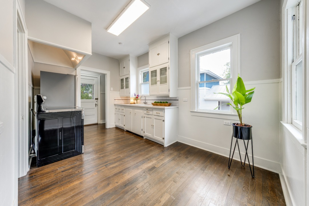 Fully Furnished Downtown Home With Spacious Rooms And Modern Comforts - Photo 10