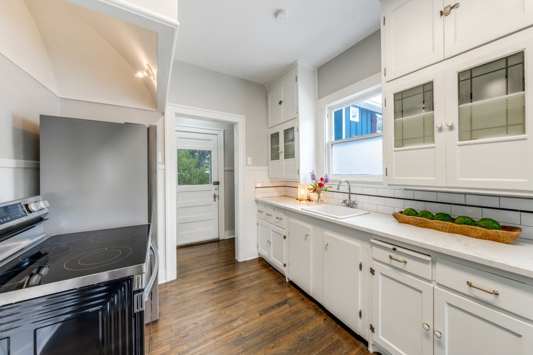 Fully Furnished Downtown Home With Spacious Rooms And Modern Comforts - Photo 8