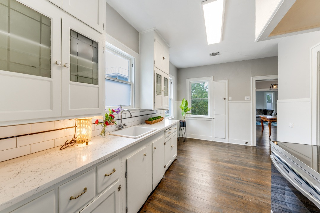 Fully Furnished Downtown Home With Spacious Rooms And Modern Comforts - Photo 9