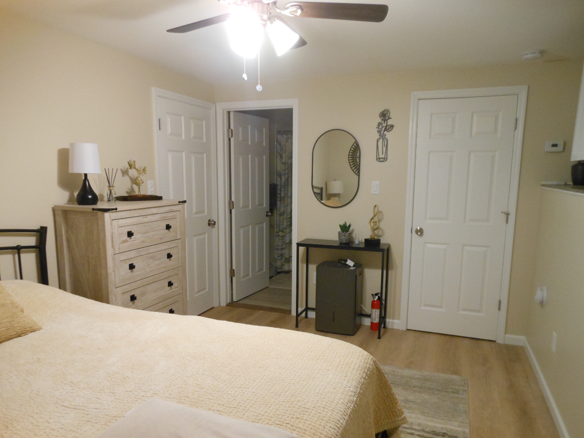Private, Quiet New One Bedroom Fully Furnished Apartment - Photo 11