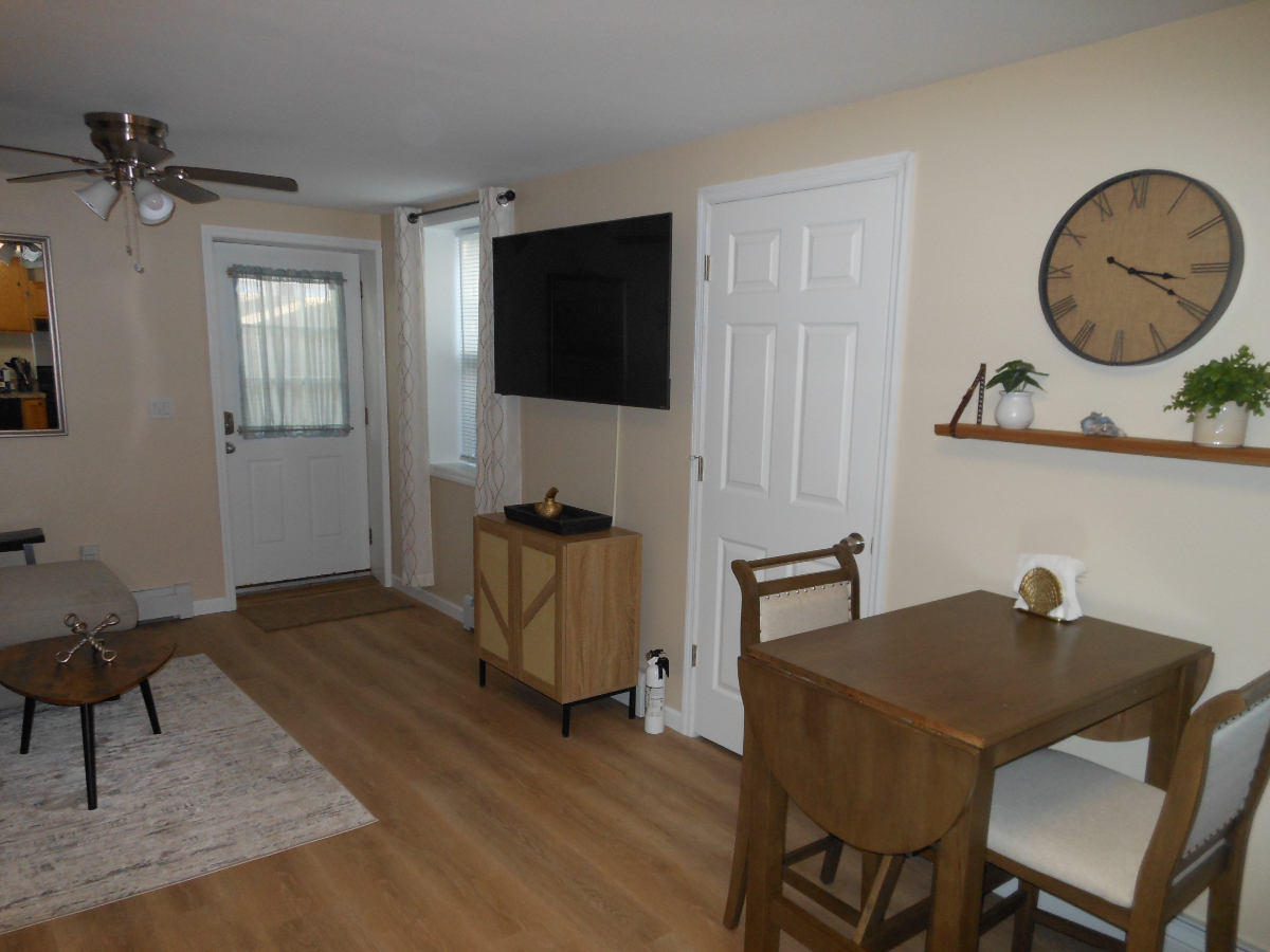 Private, Quiet New One Bedroom Fully Furnished Apartment - Photo 4