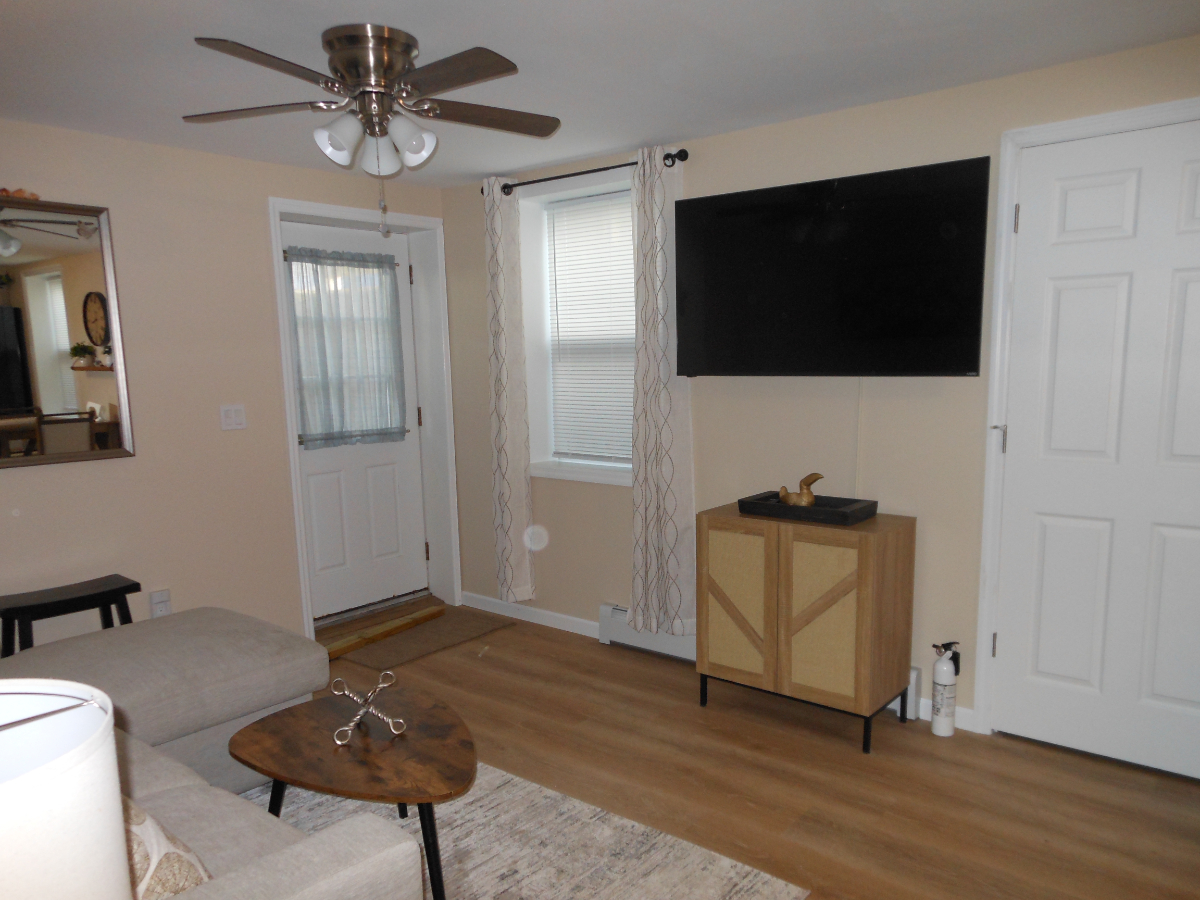 Private, Quiet New One Bedroom Fully Furnished Apartment - Photo 3