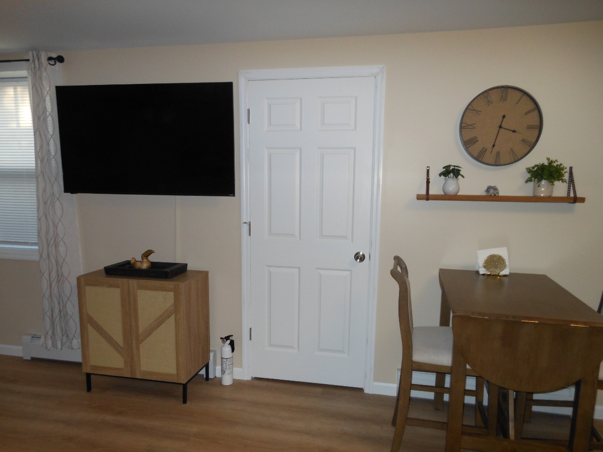Private, Quiet New One Bedroom Fully Furnished Apartment - Photo 5