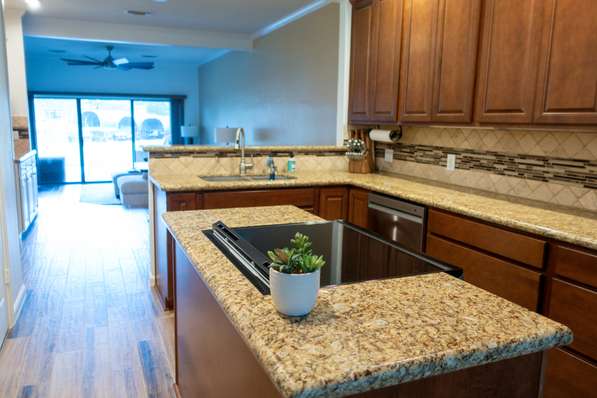 Adorable 2BR/2BA, furnished lakefront condo in prestigious Walden - Photo 3
