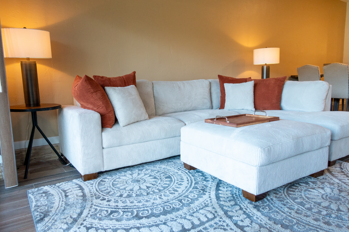 Adorable 2BR/2BA, furnished lakefront condo in prestigious Walden - Photo 2