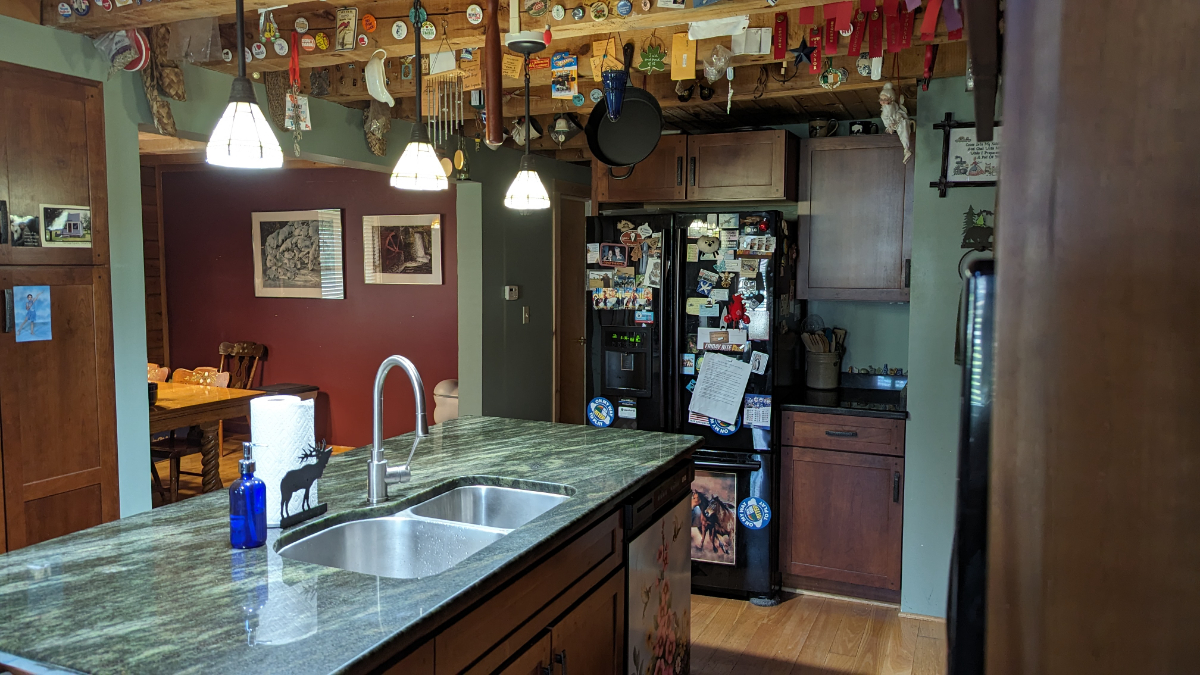 Welcoming Cabin Home near everything - Photo 6