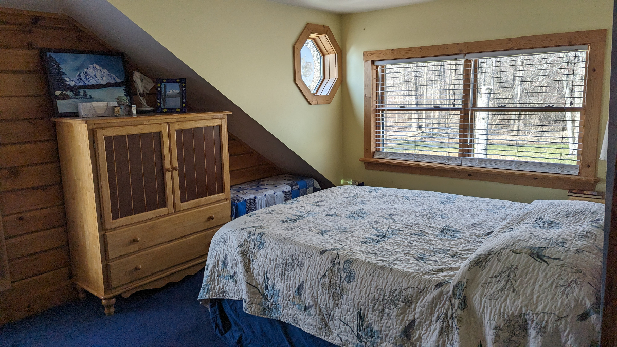 Welcoming Cabin Home near everything - Photo 9