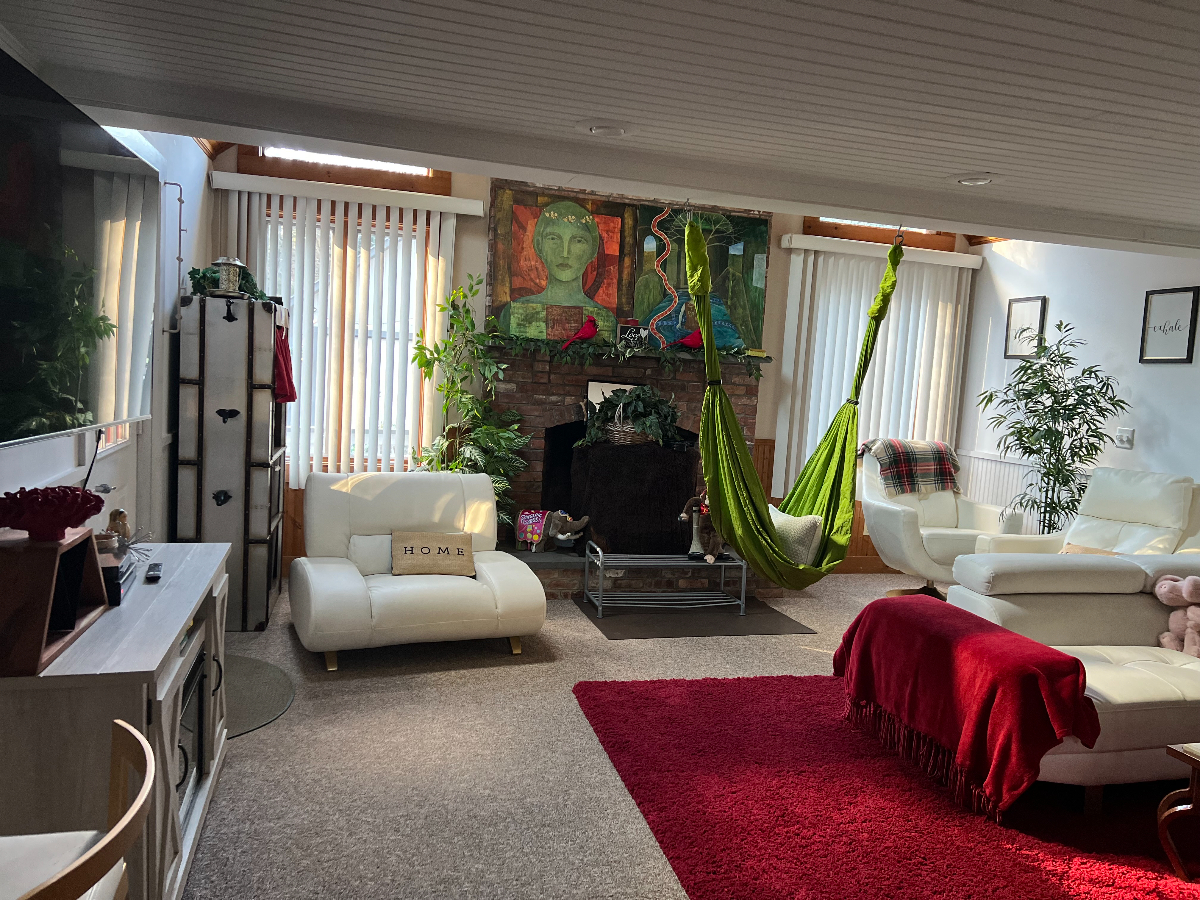 Furnished Room Near Mount Snow, All Utilities Included + Jacuzzi Tub+2 full bathrooms - Photo 9