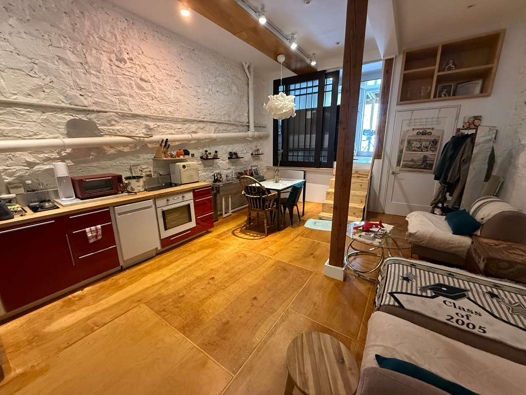 Furnished 1BR Ground Apartment - Owner Occupied Townhouse - Photo 3