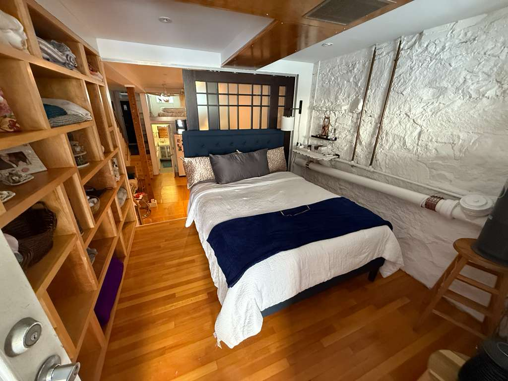 Furnished 1BR Ground Apartment - Owner Occupied Townhouse - Photo 5