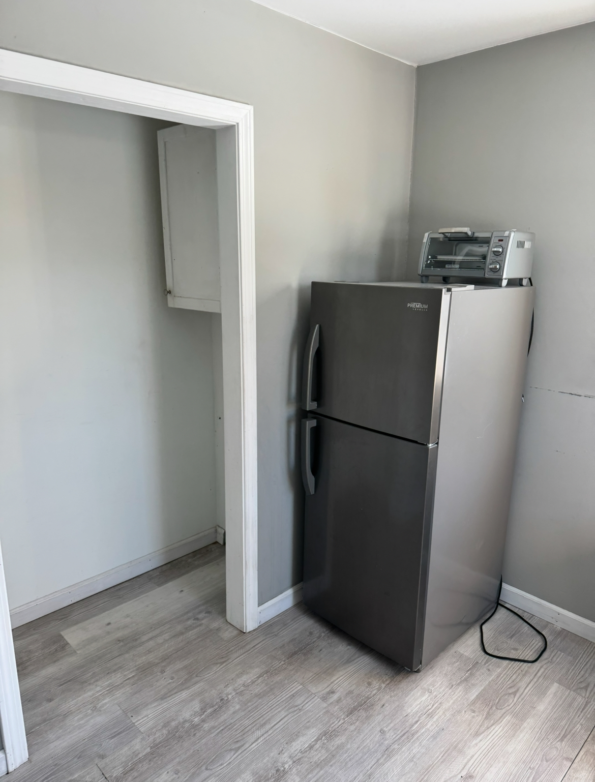 Quiet 2 Bedroom Apartment - Photo 9