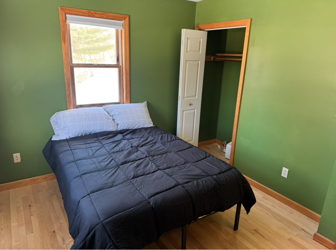 Quiet 2 Bedroom Apartment - Photo 11