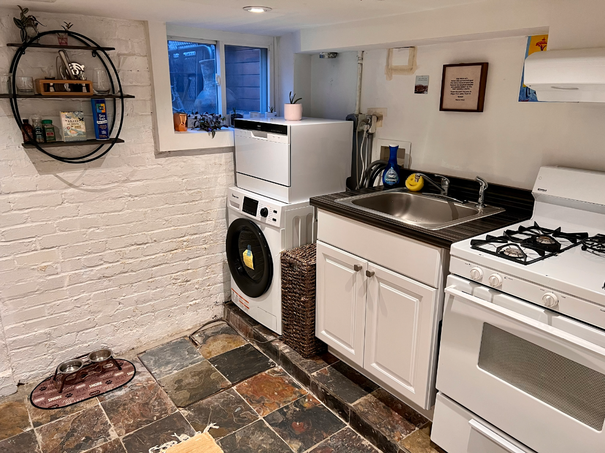 Cozy Studio Apt - Exposed Brick - Photo 4