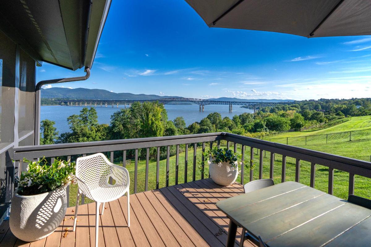 Gorgeous River view Midcentury Home - Photo 2
