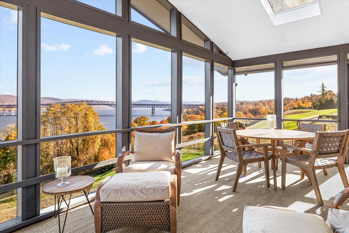 Gorgeous River view Midcentury Home - Photo 3