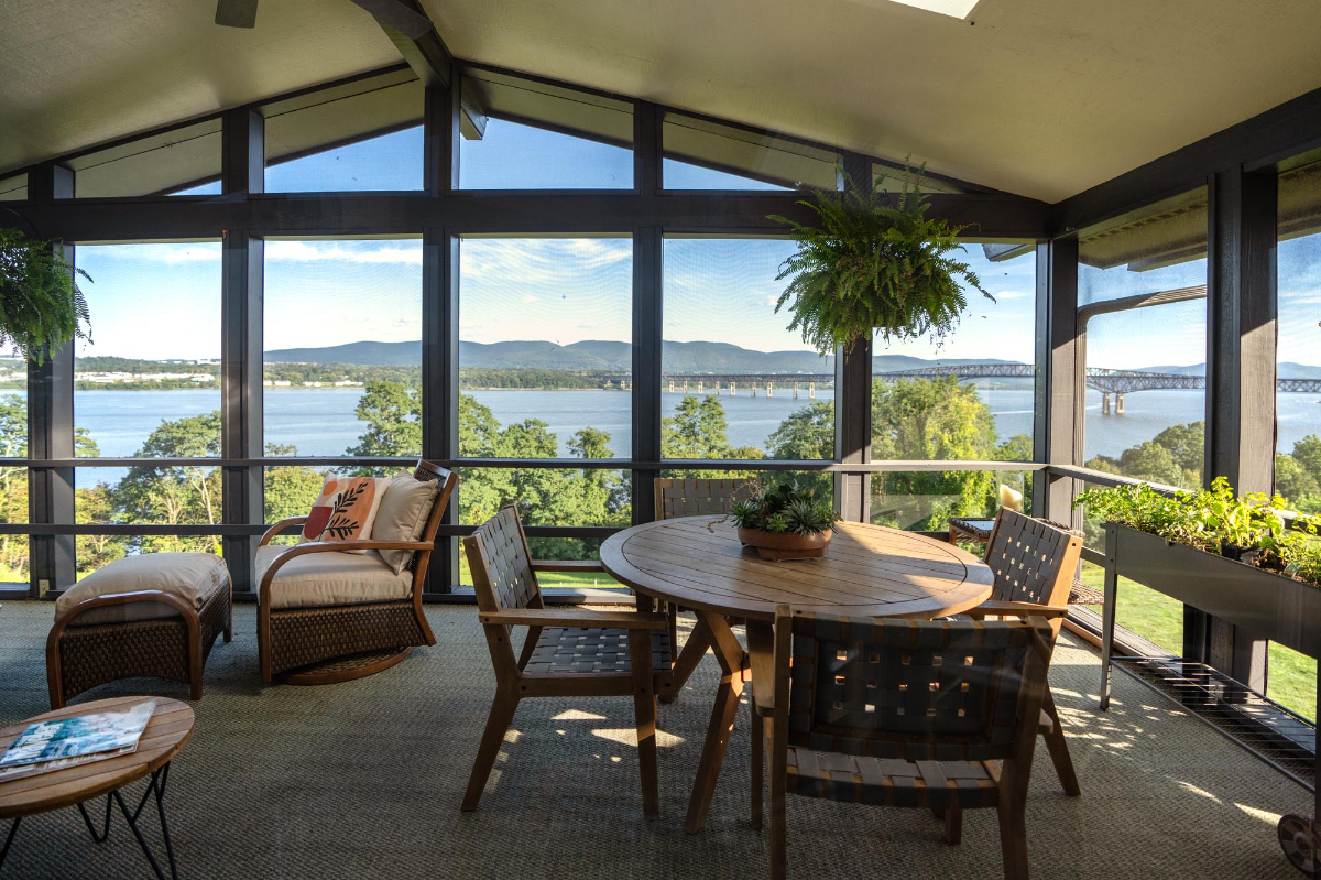 Gorgeous River view Midcentury Home - Photo 4