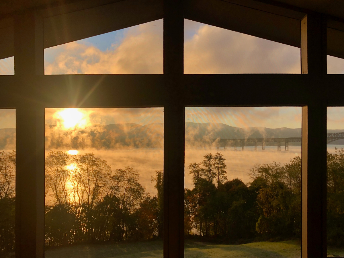 Gorgeous River view Midcentury Home - Photo 5