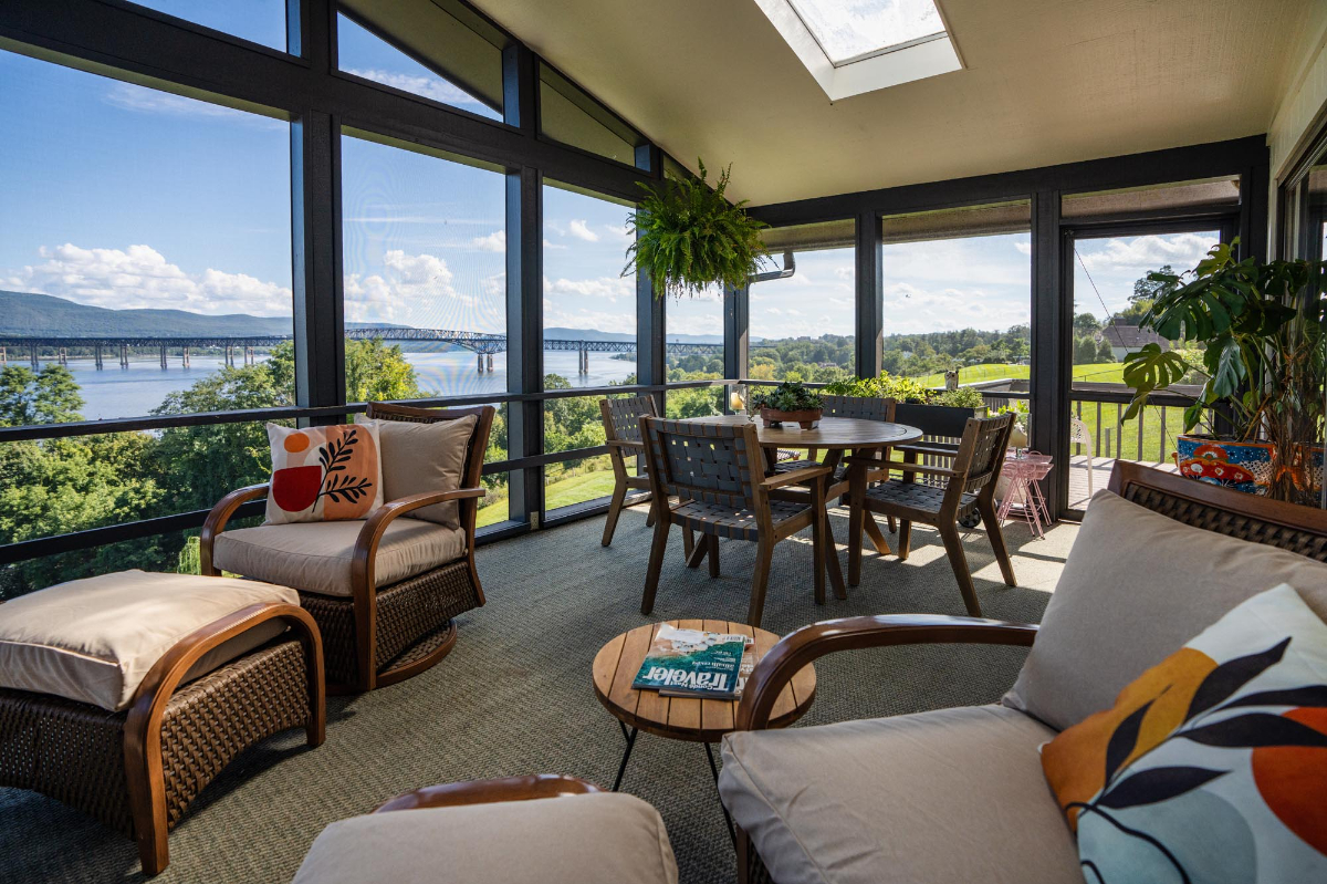 Gorgeous River view Midcentury Home - Photo 6