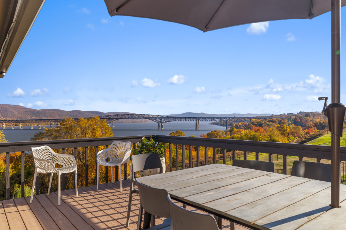 Gorgeous River view Midcentury Home - Photo 7
