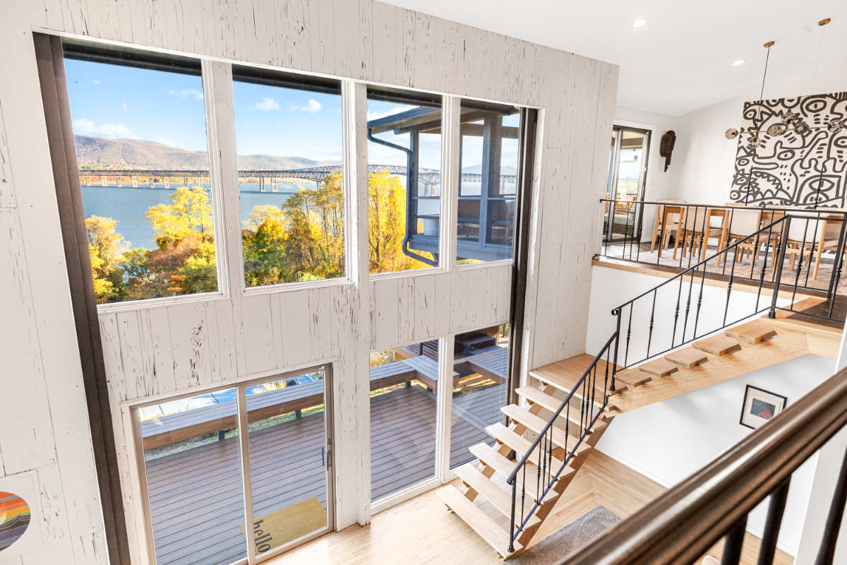 Gorgeous River view Midcentury Home - Photo 11