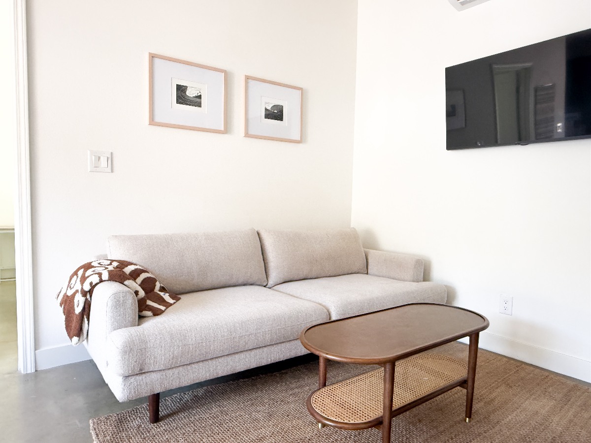 Renovated 2BR/1BA Guest House/Private Patio/Near Downtown And Beach - Photo 2