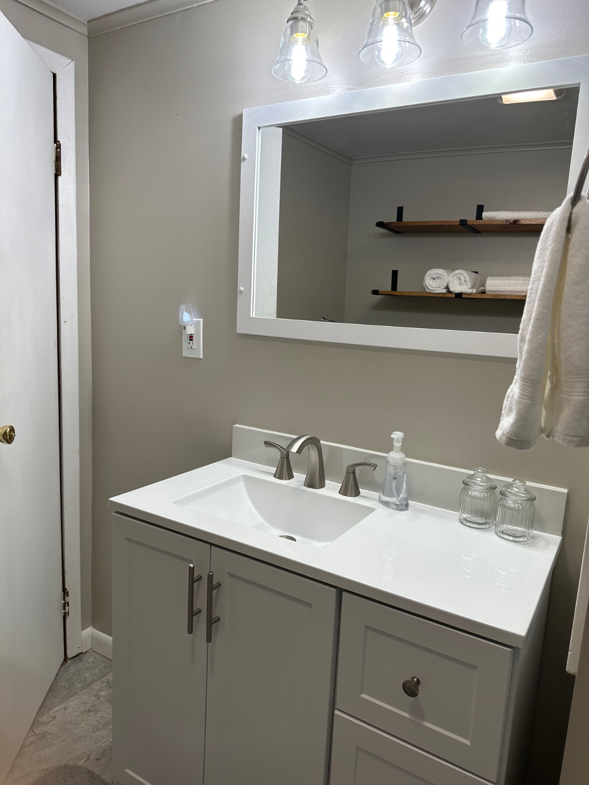 1 bedroom Apart. Quiet. Close to Saratoga. Entire unit. - Photo 7