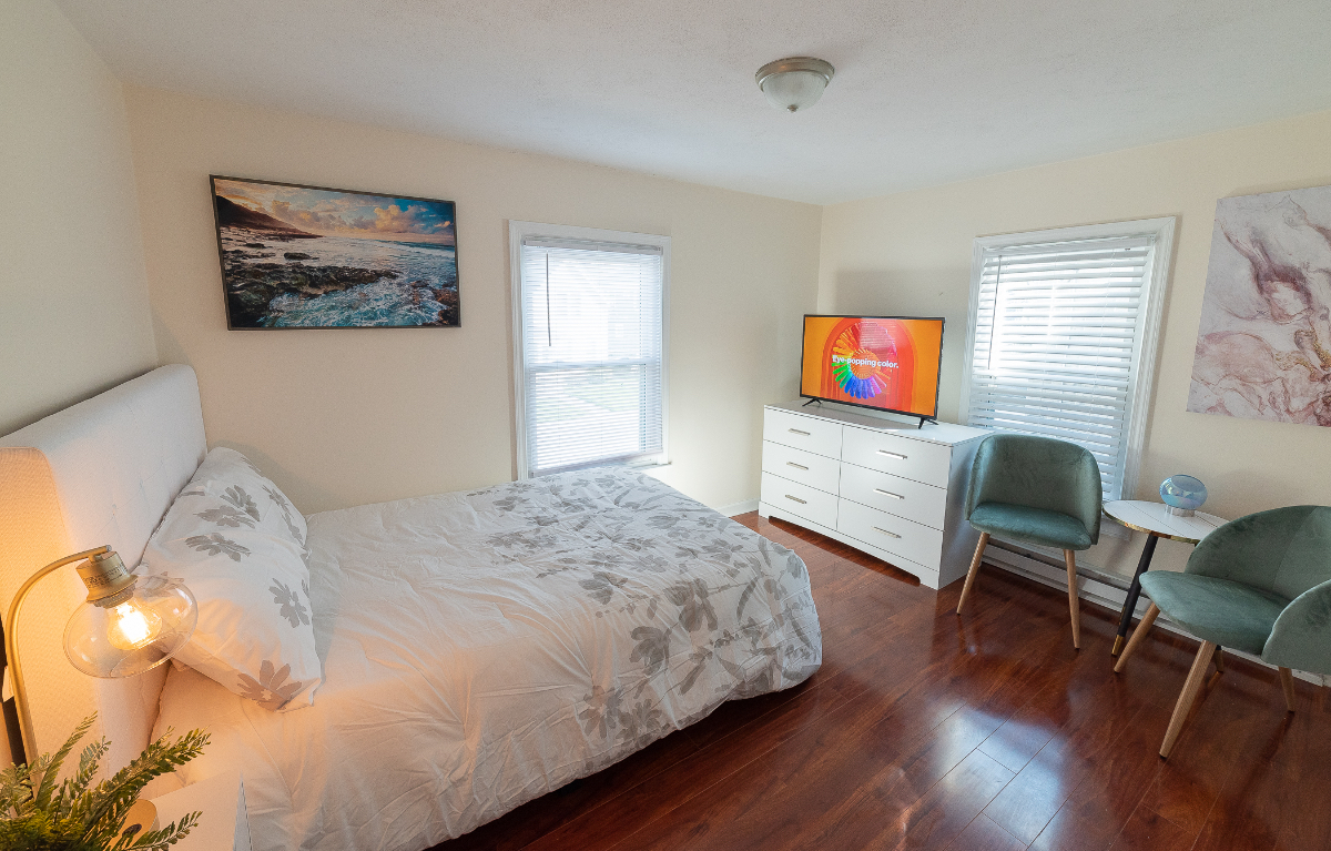 Beautifully Remodeled Fully Furnished 5-Bedroom Home - Photo 5