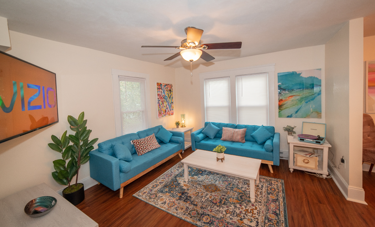 Beautifully Remodeled Fully Furnished 5-Bedroom Home - Photo 7