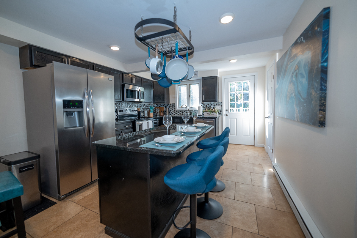 Beautifully Remodeled Fully Furnished 5-Bedroom Home - Photo 9