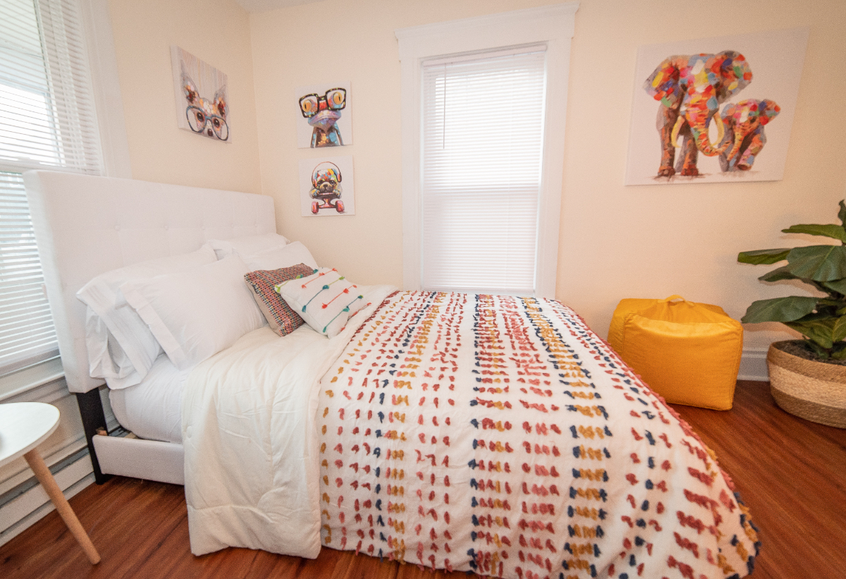Beautifully Remodeled Fully Furnished 5-Bedroom Home - Photo 10