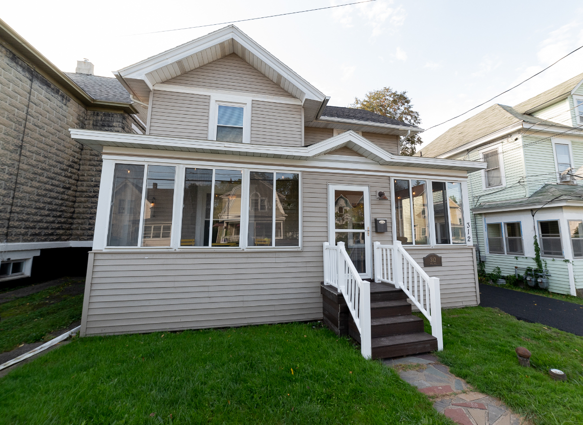 Beautifully Remodeled Fully Furnished 5-Bedroom Home - Photo 12