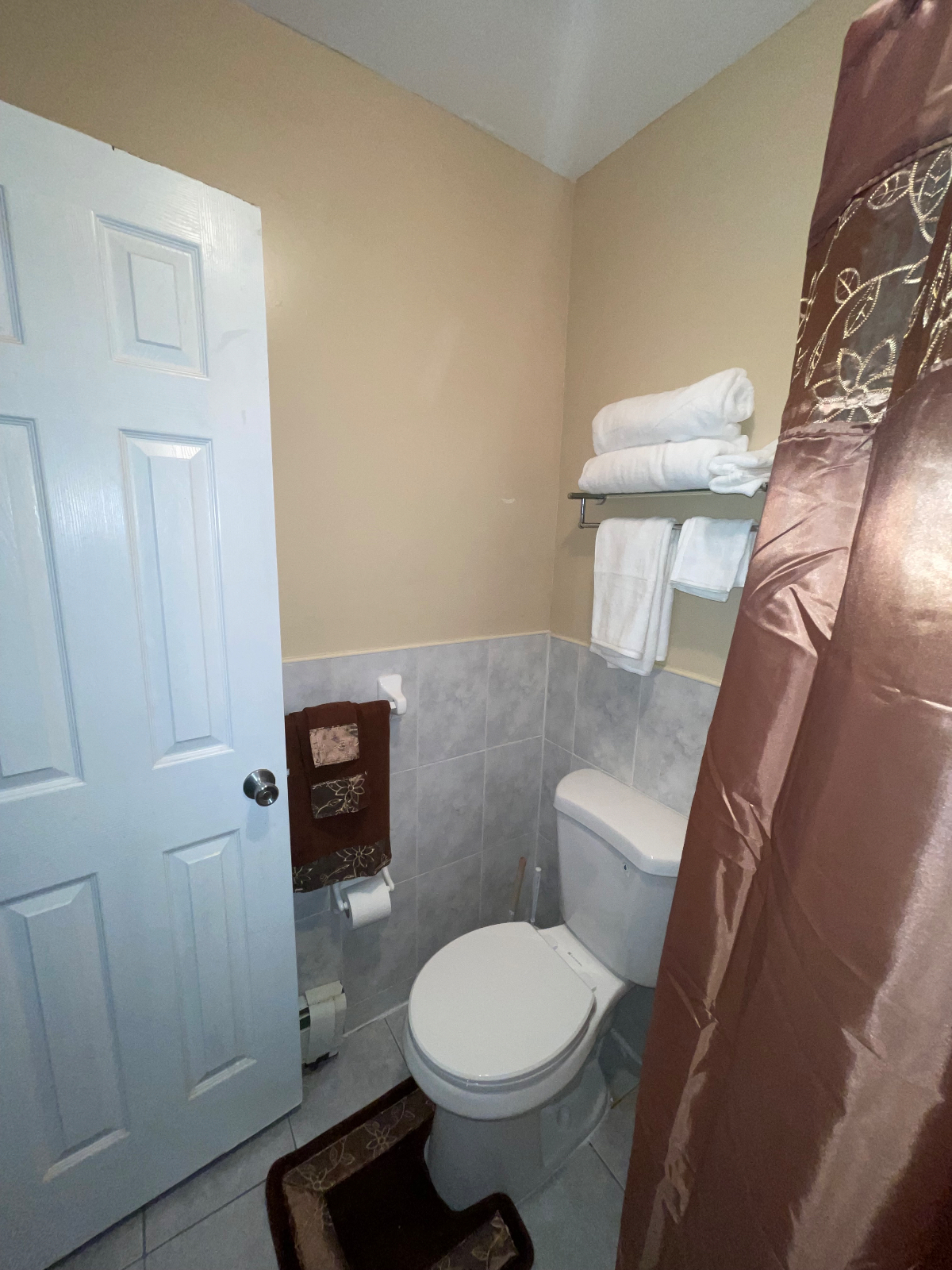 Cozy Private Suite with Ensuite Bath Perfect for Professionals & Travelers-  Utilities Included - Photo 9