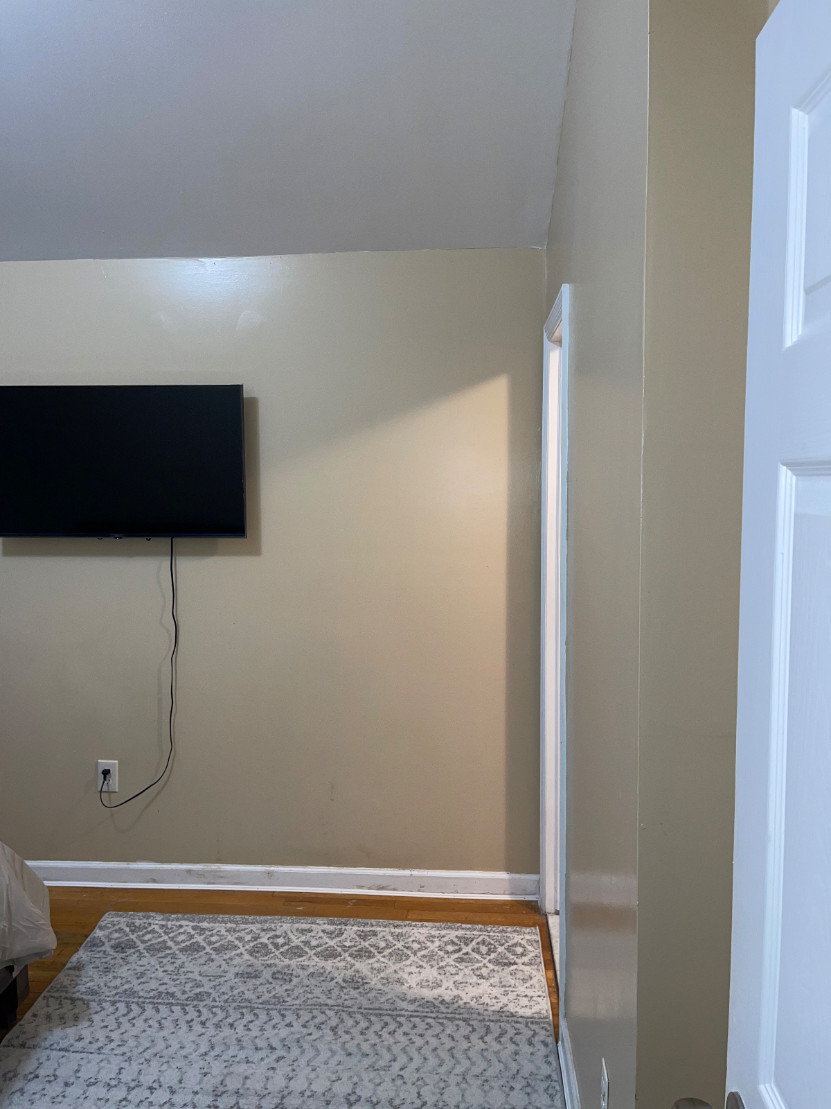 Cozy Private Suite with Ensuite Bath Perfect for Professionals & Travelers- Utilities Included - Photo 1