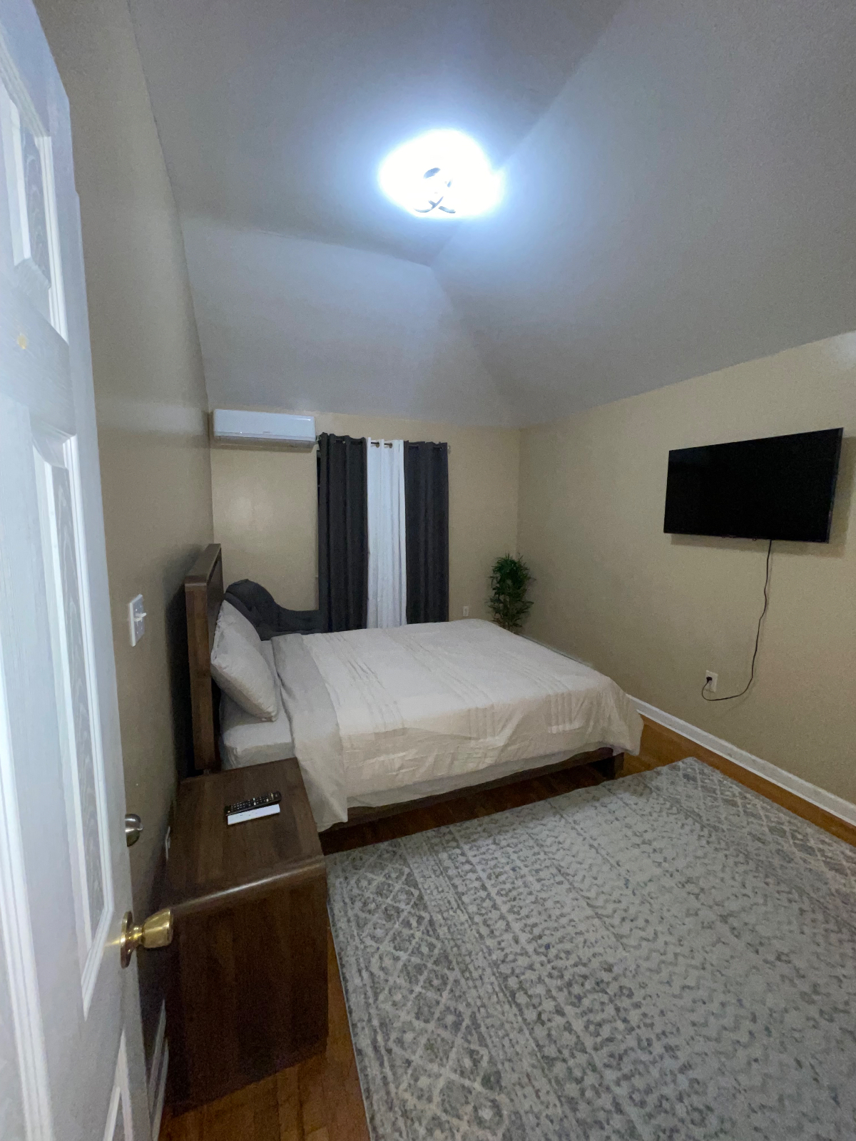 Cozy Private Suite with Ensuite Bath Perfect for Professionals & Travelers- Utilities Included - Photo 3