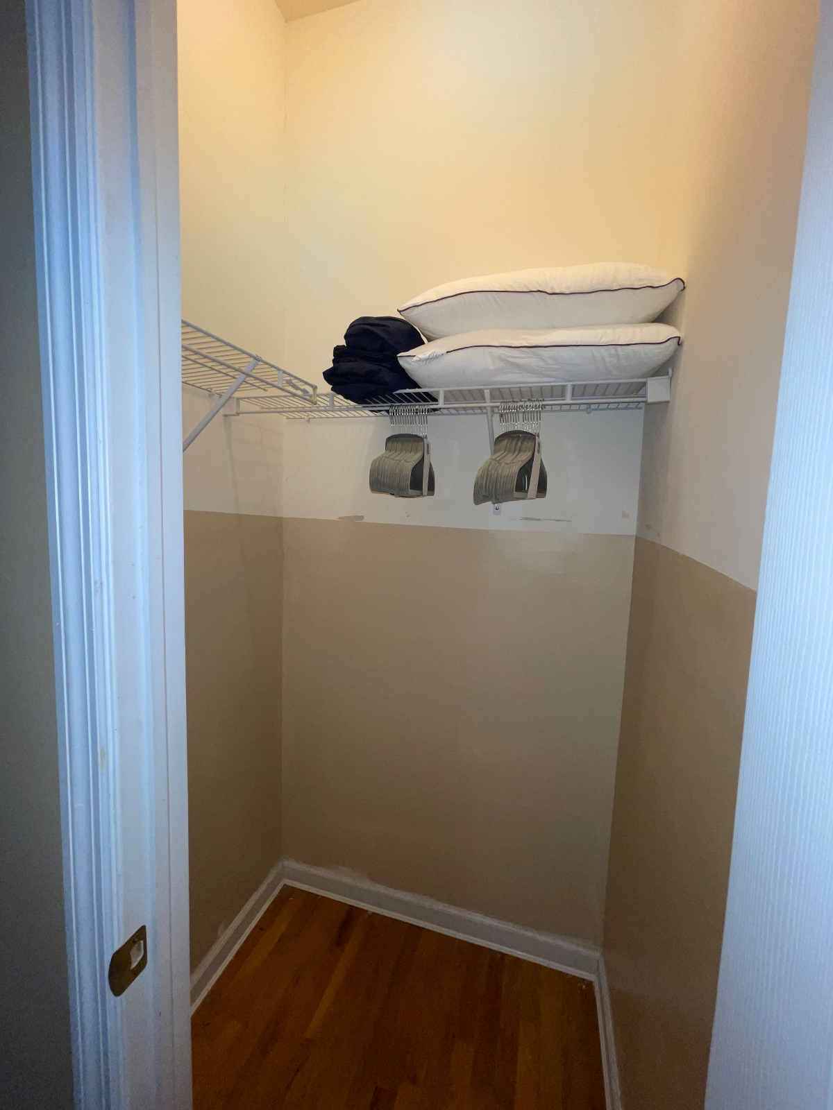 Cozy Private Suite with Ensuite Bath Perfect for Professionals & Travelers-  Utilities Included - Photo 10