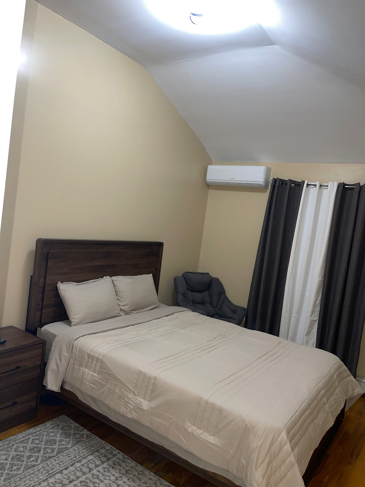Cozy Private Suite with Ensuite Bath Perfect for Professionals & Travelers- Utilities Included - Photo 4
