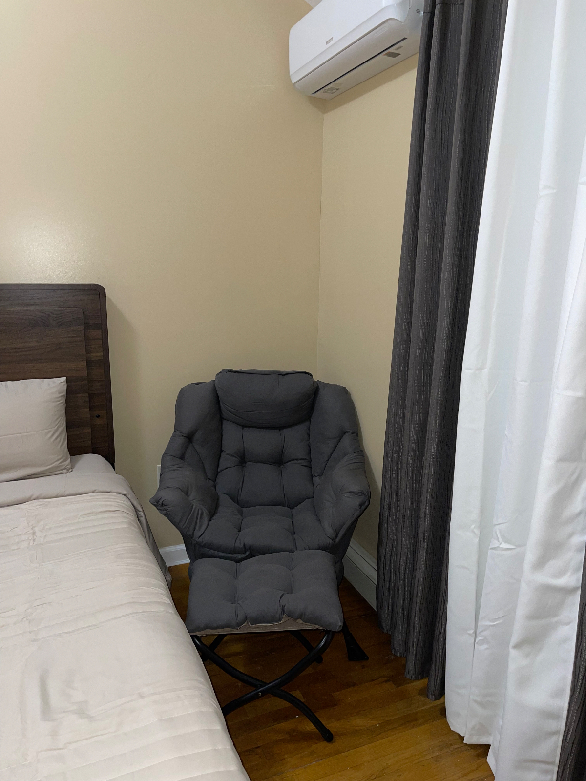 Cozy Private Suite with Ensuite Bath Perfect for Professionals & Travelers- Utilities Included - Photo 5
