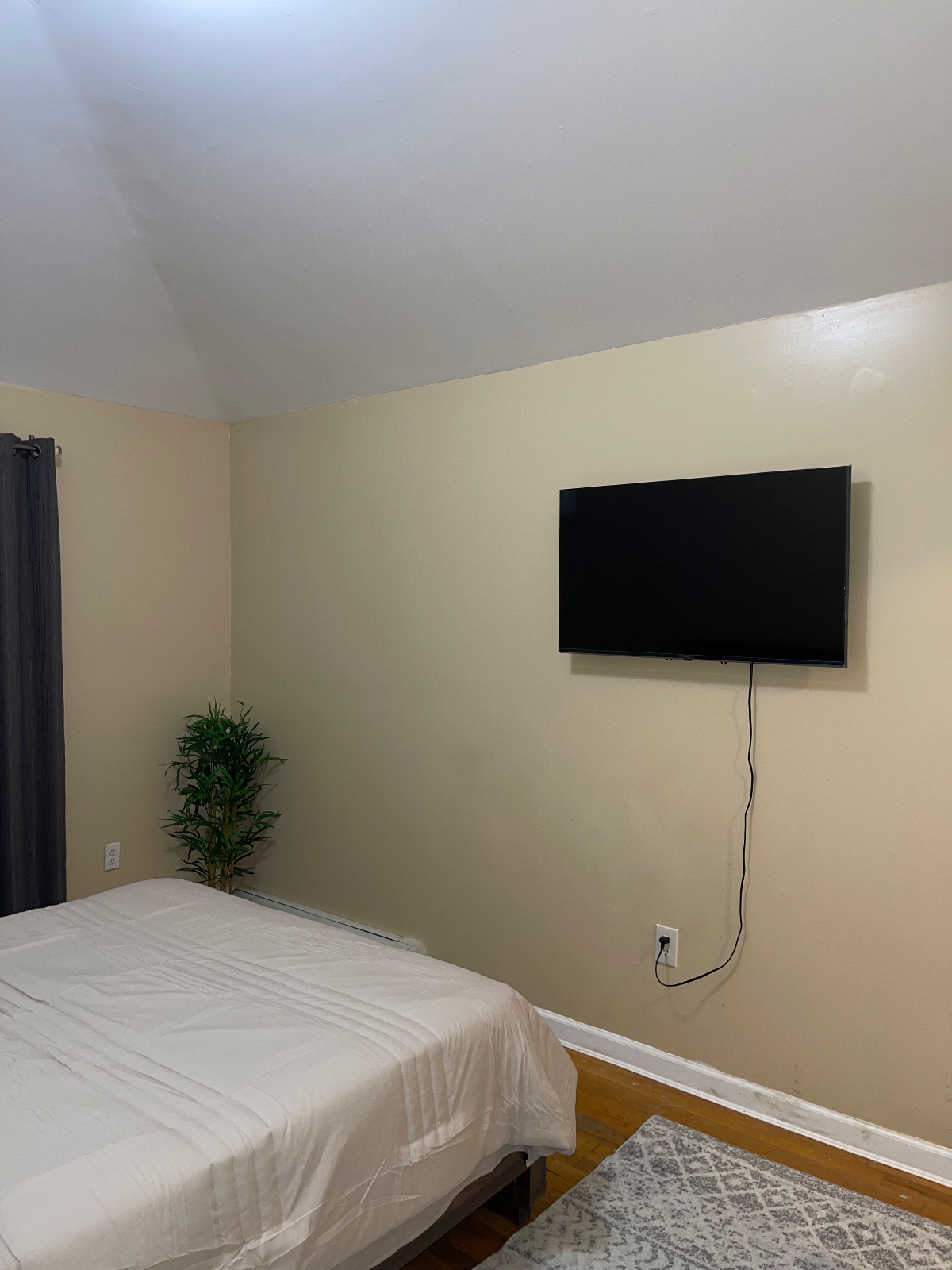 Cozy Private Suite with Ensuite Bath Perfect for Professionals & Travelers-  Utilities Included - Photo 7