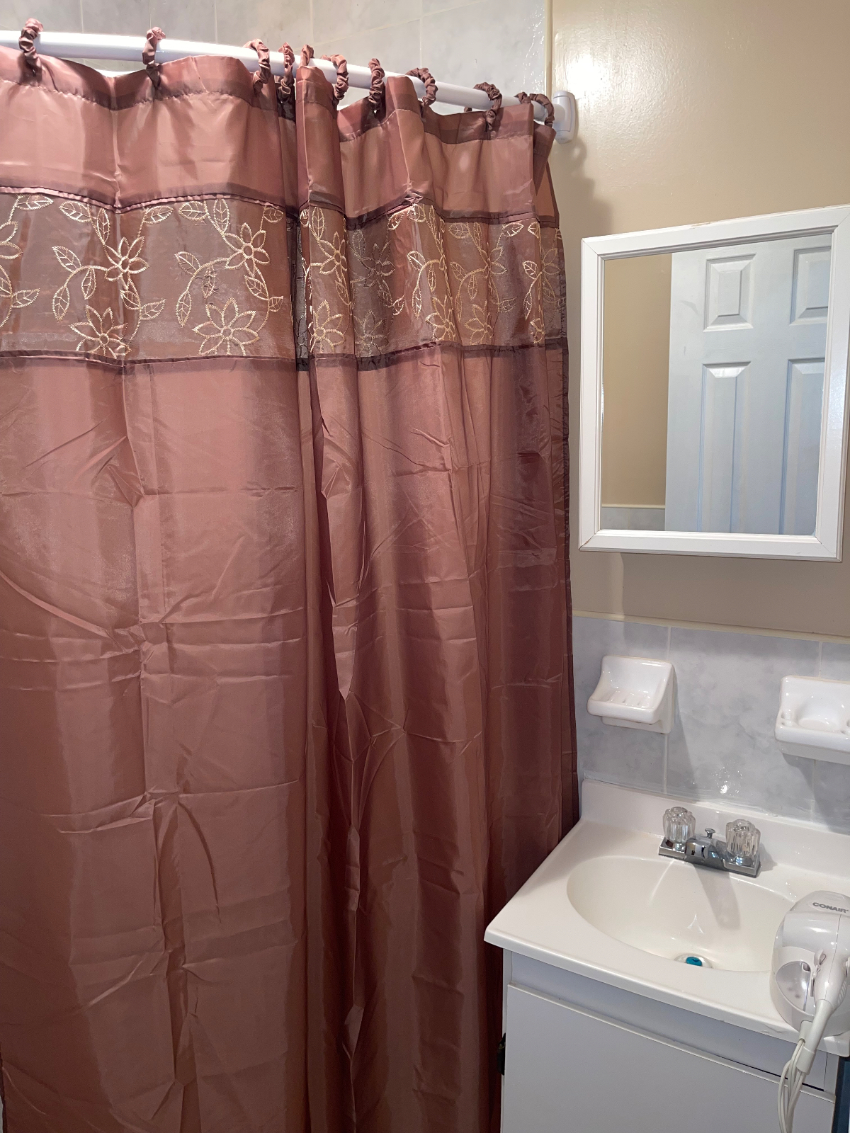 Cozy Private Suite with Ensuite Bath Perfect for Professionals & Travelers-  Utilities Included - Photo 8