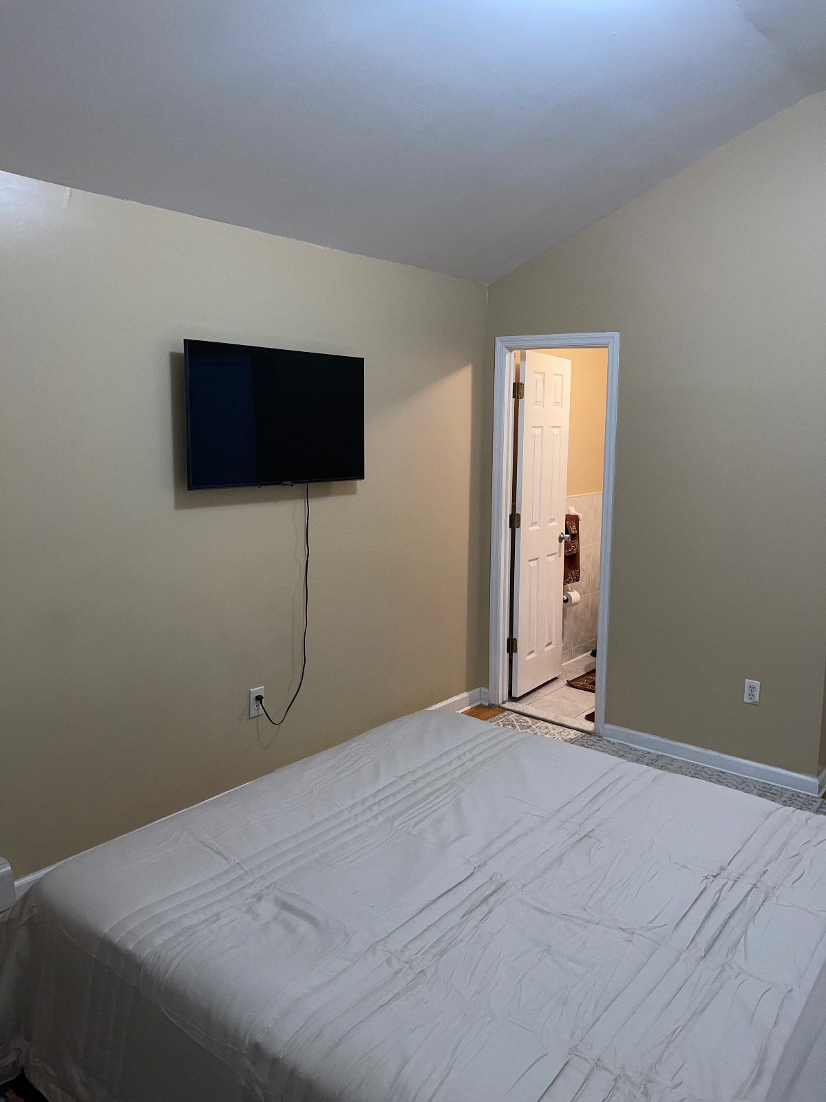 Cozy Private Suite with Ensuite Bath Perfect for Professionals & Travelers-  Utilities Included - Photo 6