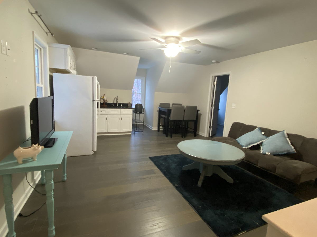 Cozy Above-Garage Private One-Bedroom Apartment for Rent
