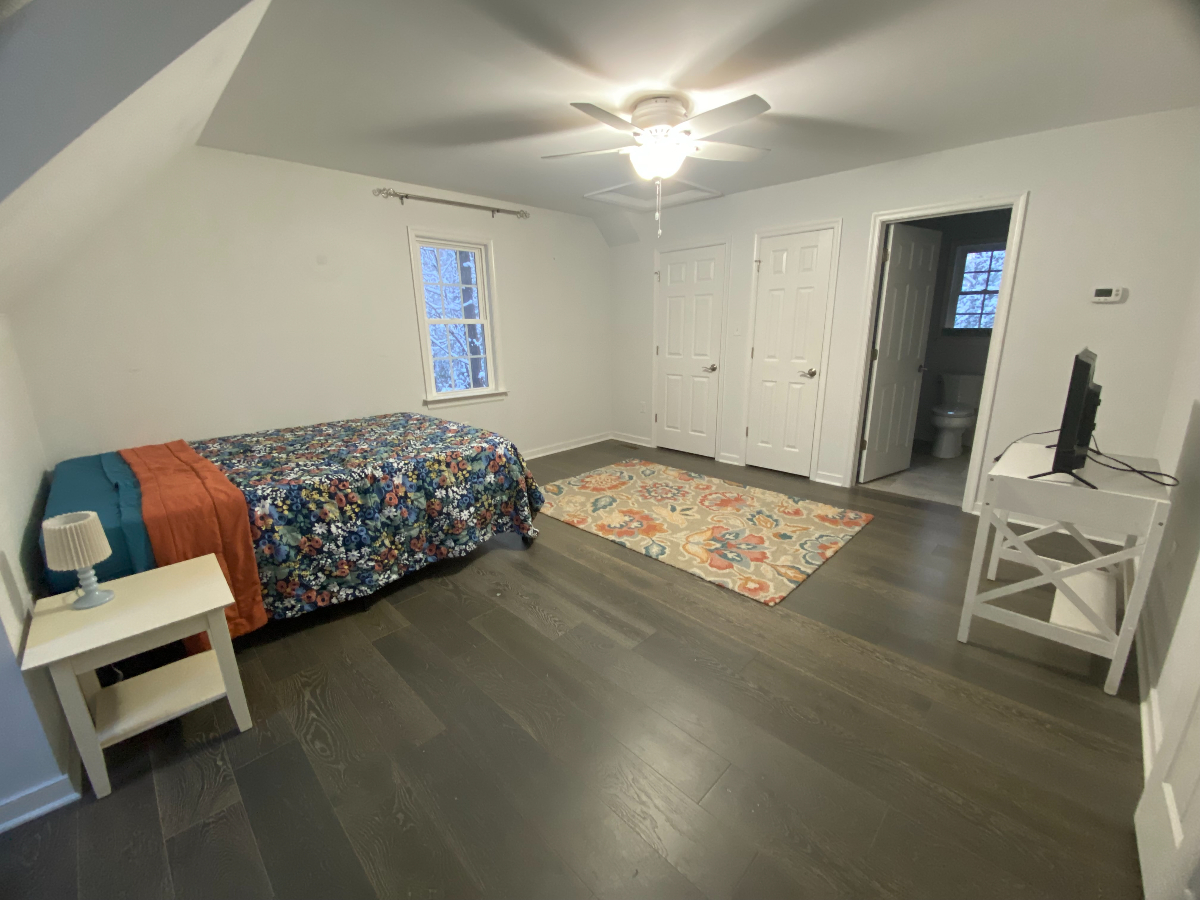 Cozy Above-Garage Private One-Bedroom Apartment for Rent - Photo 2