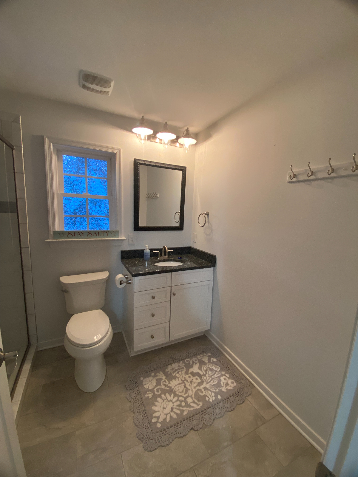 Cozy Above-Garage Private One-Bedroom Apartment for Rent - Photo 4