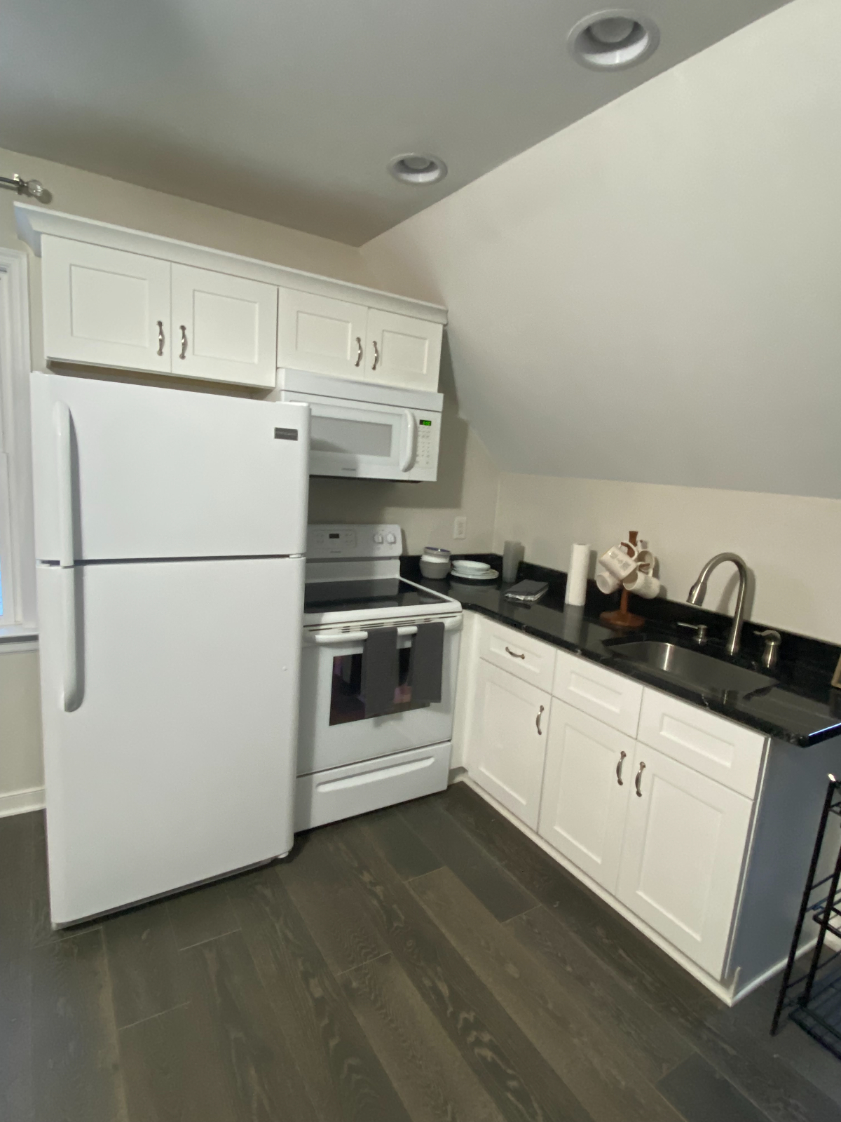 Cozy Above-Garage Private One-Bedroom Apartment for Rent - Photo 6